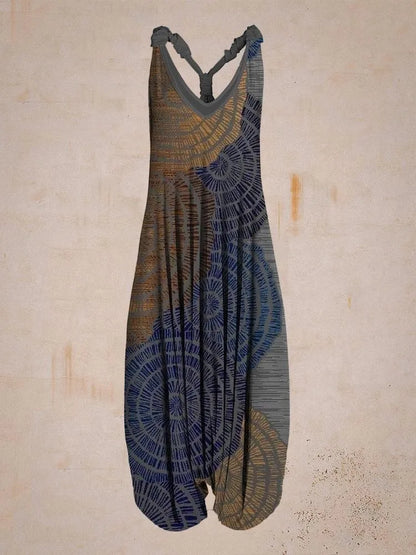 Vestito lungo boho chic con motivo geometrico blu e marrone su sfondo beige. Abbigliamento estivo casual, moda donna, stile etnico.