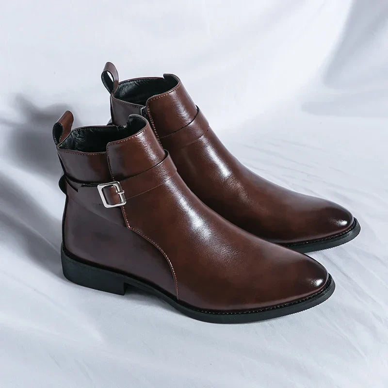 Stivaletti in pelle marrone con fibbia, design elegante e moderno, suola nera antiscivolo. Scarpe uomo autunno inverno, moda calzature.
