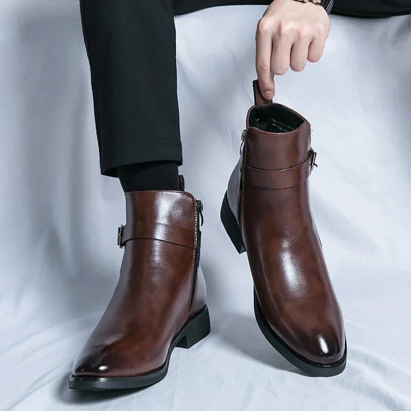 Scarpe eleganti uomo in pelle marrone, stivaletti con cerniera laterale, indossati con pantaloni neri. Calzature moda autunno inverno.
