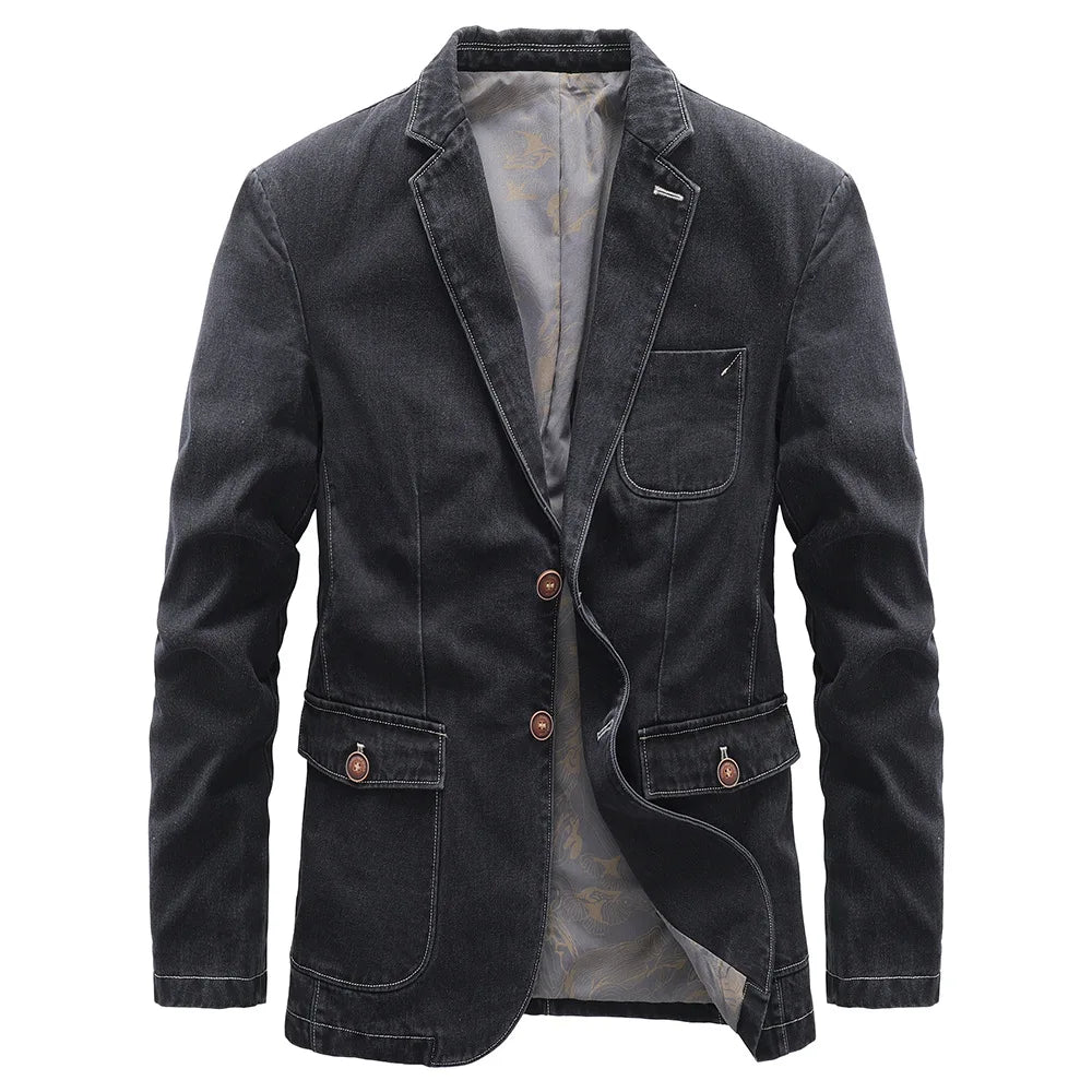 Giacca blazer uomo in denim nero, elegante e casual, con bottoni marroni e tasche frontali. Ideale per moda maschile e abbigliamento autunnale.