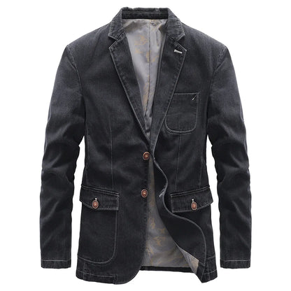 Giacca blazer uomo in denim nero, elegante e casual, con bottoni marroni e tasche frontali. Ideale per moda maschile e abbigliamento autunnale.