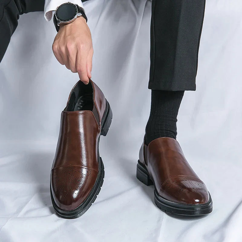 Scarpe eleganti uomo in pelle marrone, indossate con pantaloni neri. Design classico, ideale per abbigliamento formale e occasioni speciali.