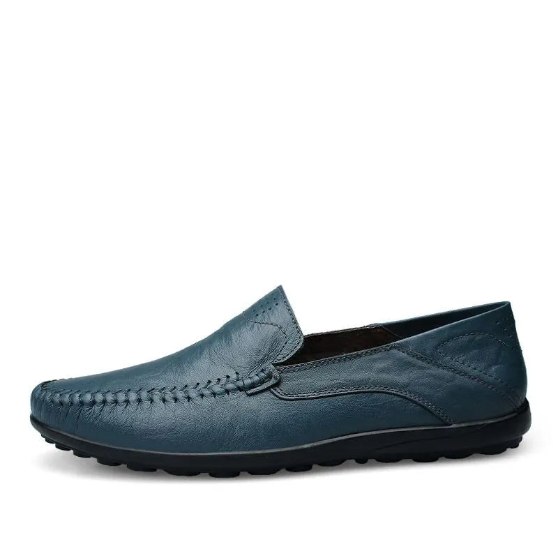 Mocassino in pelle blu scuro da uomo, design elegante e cuciture a vista, suola in gomma antiscivolo. Scarpe casual moda maschile.