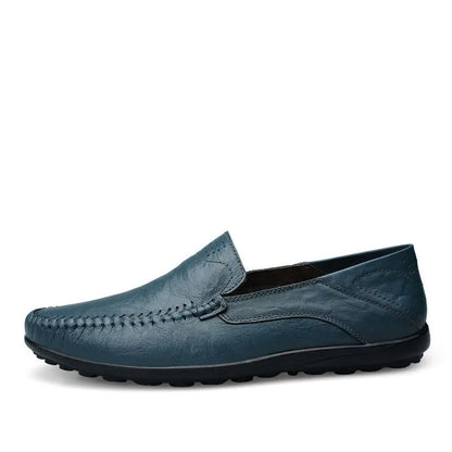 Mocassino in pelle blu scuro da uomo, design elegante e cuciture a vista, suola in gomma antiscivolo. Scarpe casual moda maschile.