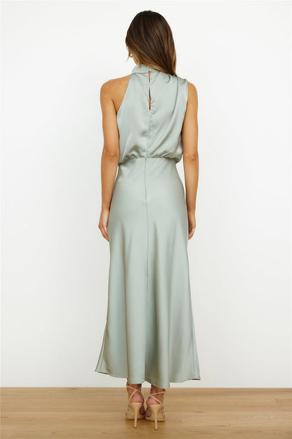 Abito lungo in raso verde salvia, senza maniche, con scollo alto e schiena scoperta. Elegante e moderno, perfetto per eventi formali.