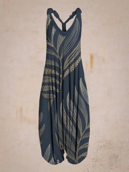 Tuta jumpsuit blu con motivo foglie beige su sfondo neutro. Abbigliamento estivo elegante, moda donna, design casual chic.