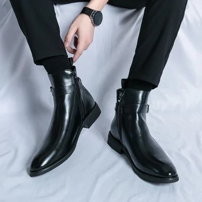 Scarpe eleganti uomo in pelle nera con cerniera, indossate con pantaloni neri. Stile moderno, ideale per moda maschile e abbigliamento formale.
