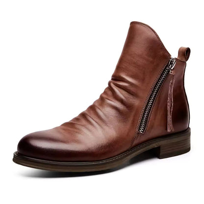 Stivaletto in pelle marrone con cerniera laterale, design elegante e moderno, suola in gomma, ideale per moda autunno-inverno uomo.