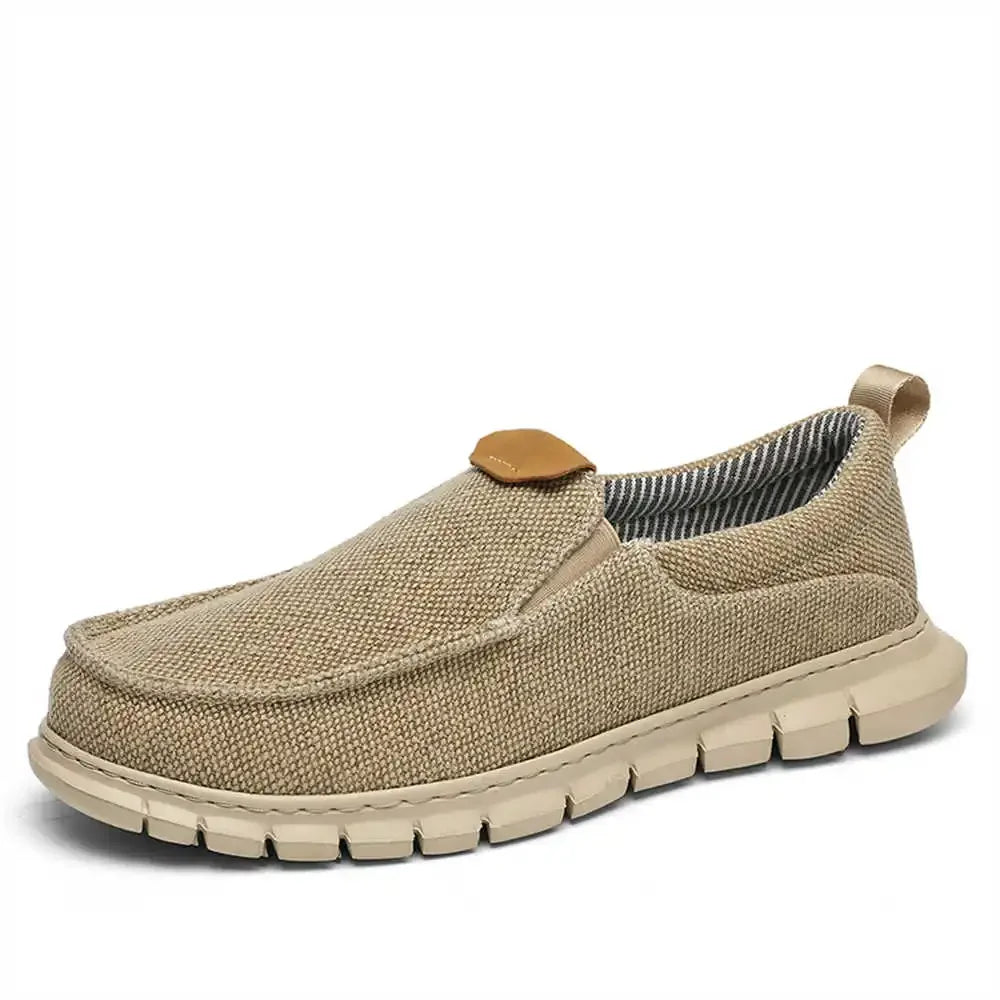 Scarpa slip-on beige da uomo, tessuto traspirante, suola in gomma antiscivolo, design casual e confortevole, ideale per passeggiate estive.