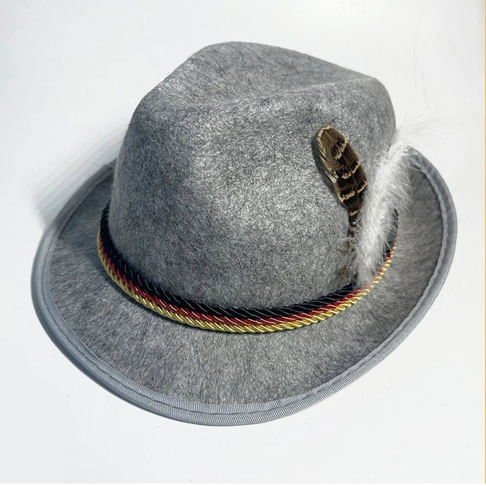 Cappello tirolese grigio in feltro con cordoncino tricolore e piuma decorativa. Accessorio tradizionale alpino, moda bavarese, Oktoberfest.