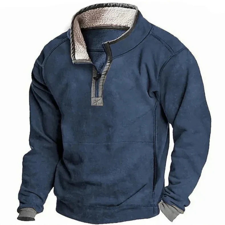 Maglione blu con colletto alto e fodera in pile, design casual e caldo, ideale per l'inverno. Abbigliamento uomo, moda autunno-inverno.