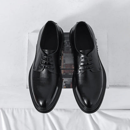 Scarpe eleganti nere in pelle lucida, vista dall'alto su sfondo bianco. Calzature formali da uomo, stile classico, ideali per ufficio o cerimonie.