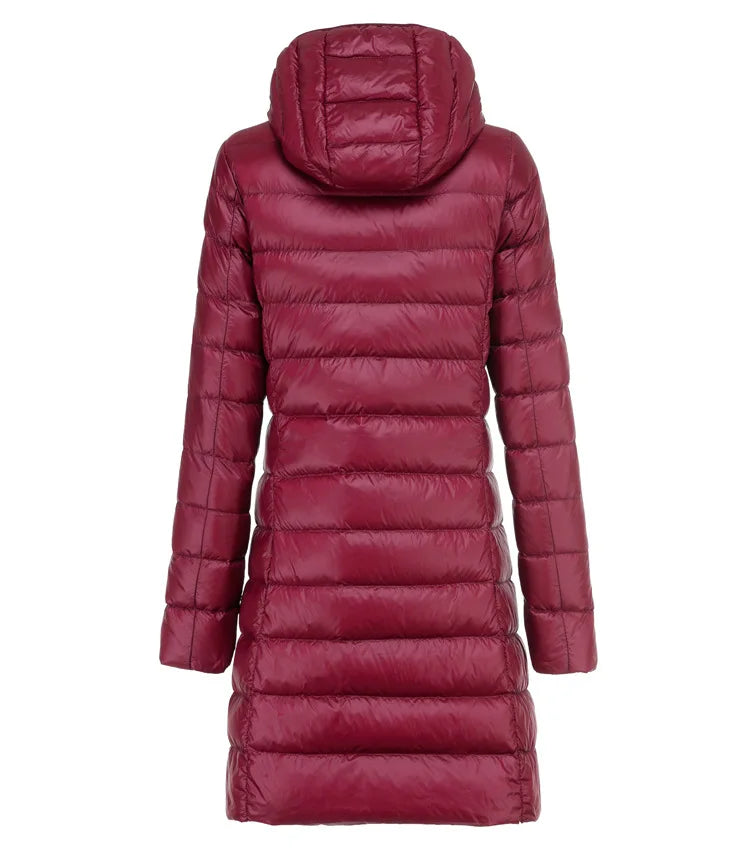Giacca piumino donna rosso bordeaux con cappuccio, design trapuntato, lunghezza media. Moda invernale, abbigliamento caldo ed elegante.
