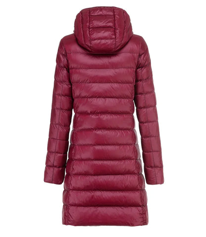 Giacca piumino donna rosso bordeaux con cappuccio, design trapuntato, lunghezza media. Moda invernale, abbigliamento caldo ed elegante.