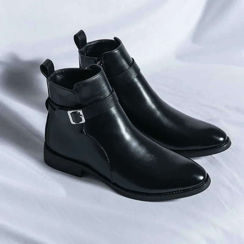 Stivaletti neri in pelle lucida con fibbia argentata su sfondo bianco. Scarpe eleganti da uomo, moda autunno inverno, calzature di lusso.
