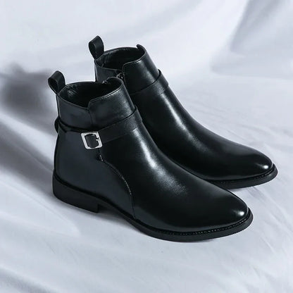 Stivaletti neri in pelle lucida con fibbia argentata su sfondo bianco. Scarpe eleganti da uomo, moda autunno inverno, calzature di lusso.