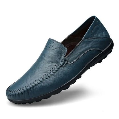 Scarpa mocassino uomo in pelle blu, suola antiscivolo nera, design elegante e confortevole, ideale per moda casual e abbigliamento quotidiano.