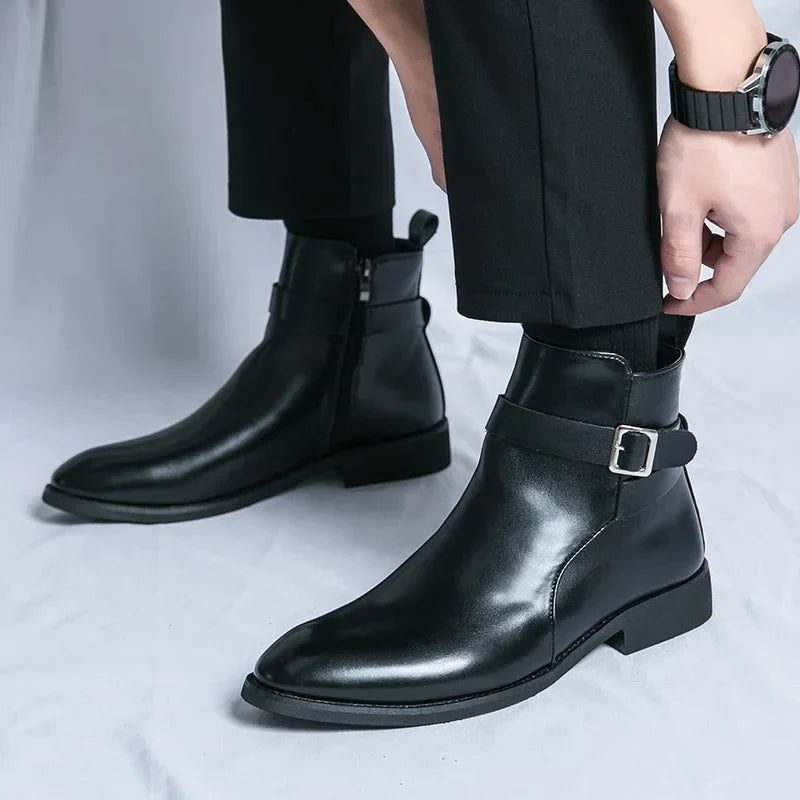 Stivali neri in pelle lucida con fibbia, indossati con pantaloni neri. Scarpe eleganti da uomo, moda autunno-inverno, stile moderno.