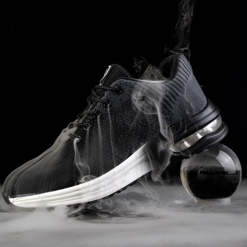 Scarpa sportiva nera su sfondo nero con effetto fumo, design moderno e suola bianca ammortizzata, ideale per corsa e attività sportive.