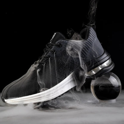 Scarpa sportiva nera su sfondo nero con effetto fumo, design moderno e suola bianca ammortizzata, ideale per corsa e attività sportive.