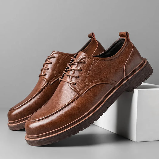 Scarpe eleganti da uomo in pelle marrone, suola robusta, design classico con lacci, ideali per abbigliamento formale e casual.
