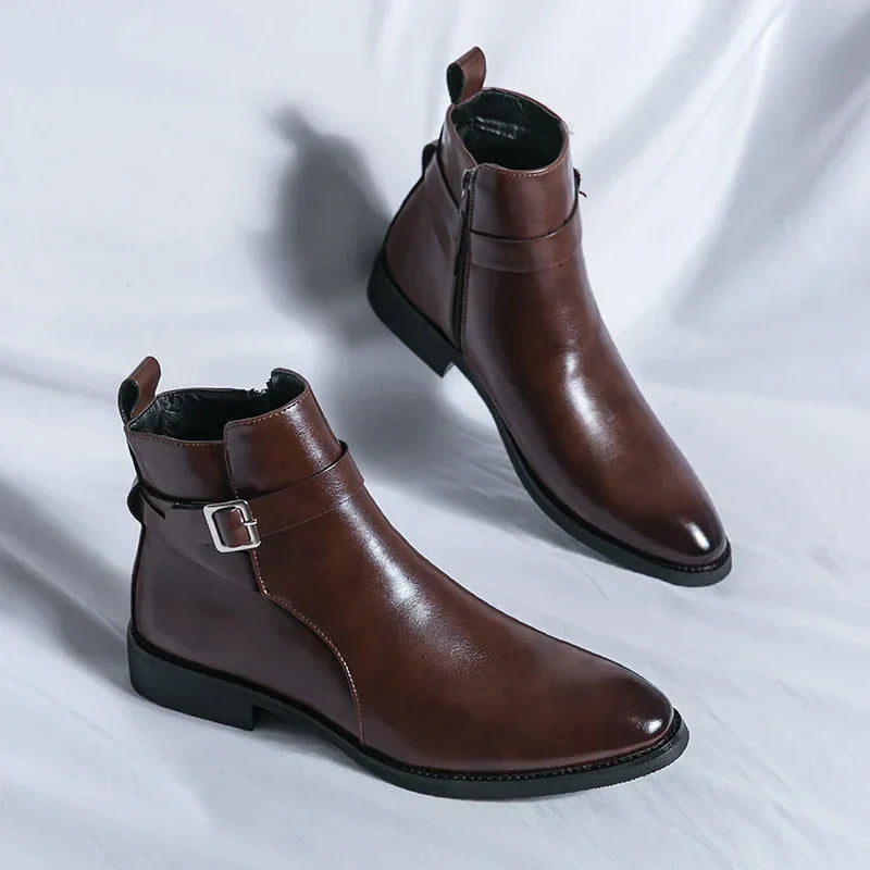 Stivaletti in pelle marrone da uomo con fibbia, design elegante e moderno, ideali per moda autunnale e invernale. Scarpe eleganti e versatili.