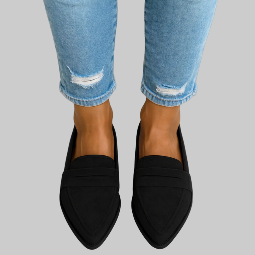 Jeans strappati azzurri con mocassini neri eleganti, moda casual donna, calzature comode, stile urbano, tendenze abbigliamento 2023.