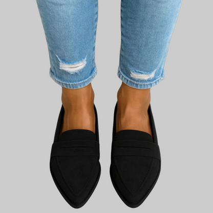 Jeans strappati azzurri con mocassini neri eleganti, moda casual donna, calzature comode, stile urbano, tendenze abbigliamento 2023.