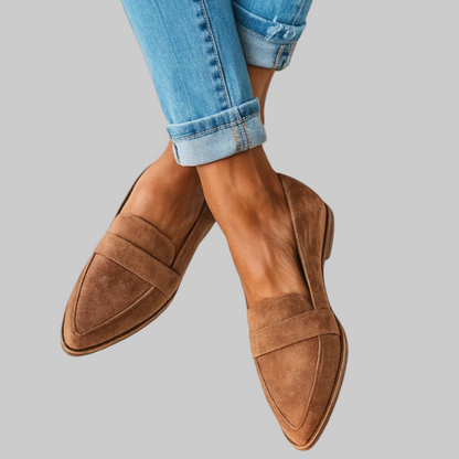 Scarpe mocassini in pelle scamosciata marrone, indossate con jeans arrotolati. Eleganti e casual, ideali per moda donna autunno.