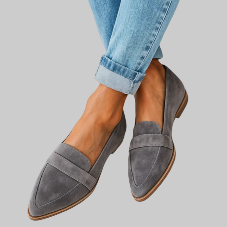 Scarpe mocassini donna in pelle scamosciata grigia, indossate con jeans chiari. Eleganti e comode, ideali per look casual e raffinati.