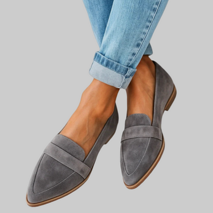 Scarpe mocassini donna in pelle scamosciata grigia, indossate con jeans chiari. Eleganti e comode, ideali per look casual e raffinati.