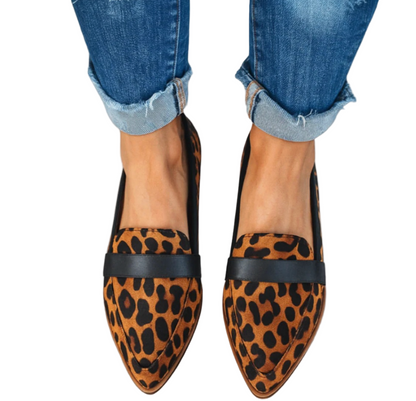 Scarpe mocassini donna leopardate, punta affusolata, cinturino nero, abbinate a jeans arrotolati. Moda calzature casual eleganti.