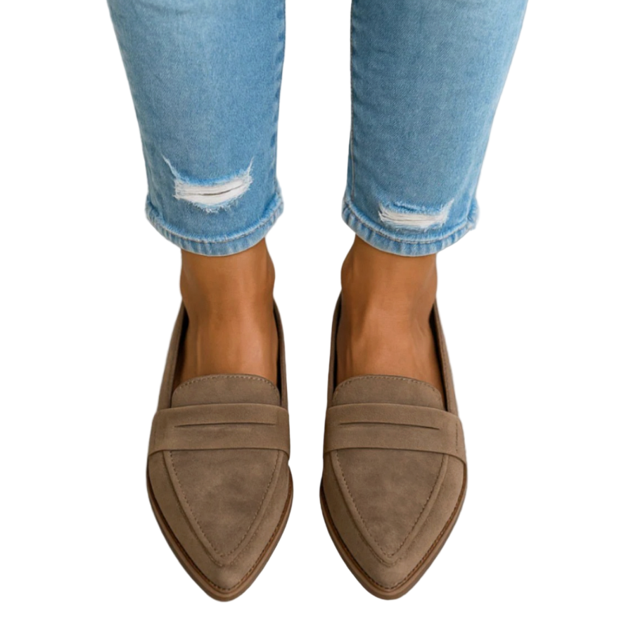 Scarpe mocassini marroni su piedi femminili, abbinate a jeans strappati azzurri. Moda casual donna, calzature eleganti, stile urbano.