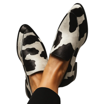 Scarpe mocassini donna in pelle con stampa mucca bianco e nero, design moderno ed elegante, calzature moda autunno inverno, stile casual chic.