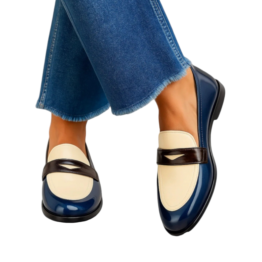 Scarpe mocassini donna in pelle blu e bianca con dettaglio marrone, abbinate a jeans svasati. Eleganti e alla moda, ideali per look casual-chic.