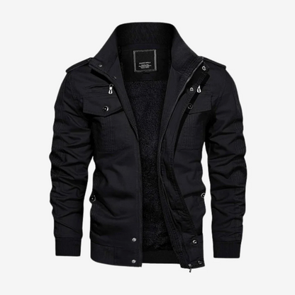 Giacca nera da uomo invernale, stile casual, con cerniera e bottoni, tasche multiple, colletto alto, ideale per moda autunno-inverno.