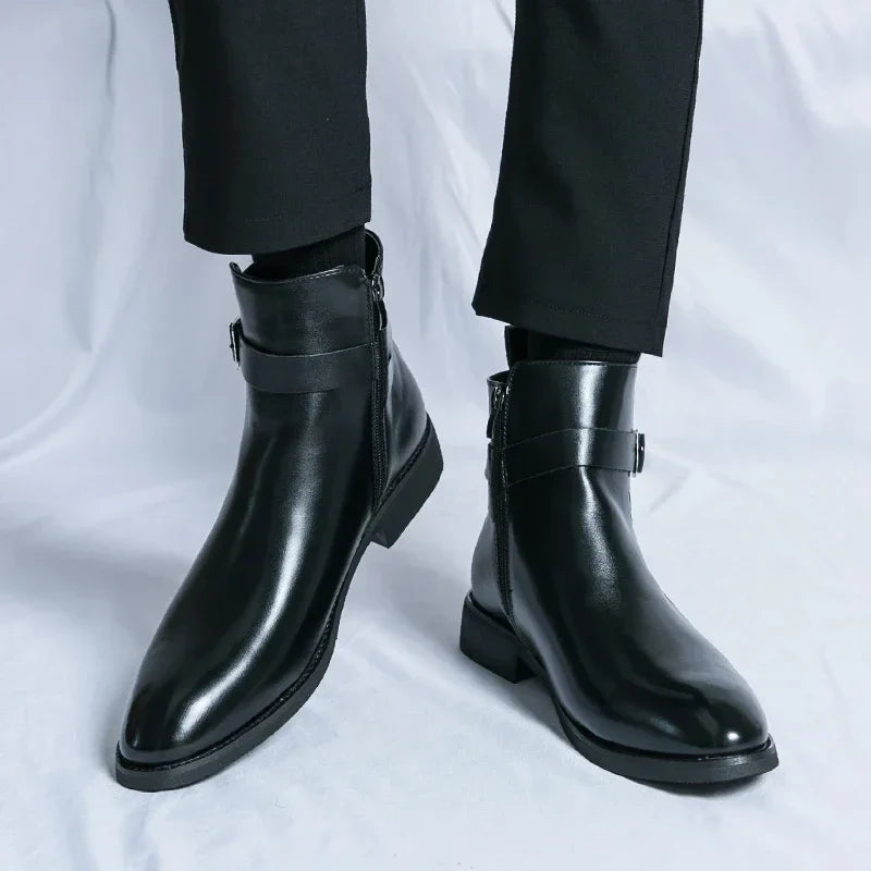 Stivali neri in pelle lucida da uomo, design elegante con cerniera laterale, indossati con pantaloni neri. Scarpe moda autunno inverno.