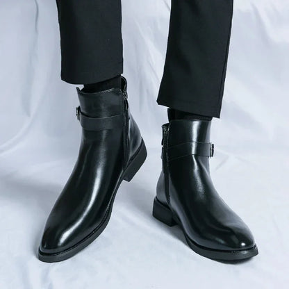 Stivali neri in pelle lucida da uomo, design elegante con cerniera laterale, indossati con pantaloni neri. Scarpe moda autunno inverno.