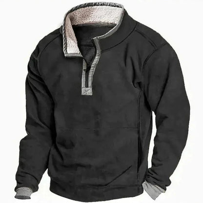 Felpa nera con colletto alto e fodera in pile, design casual e caldo, ideale per l'inverno. Abbigliamento uomo, moda autunno-inverno.