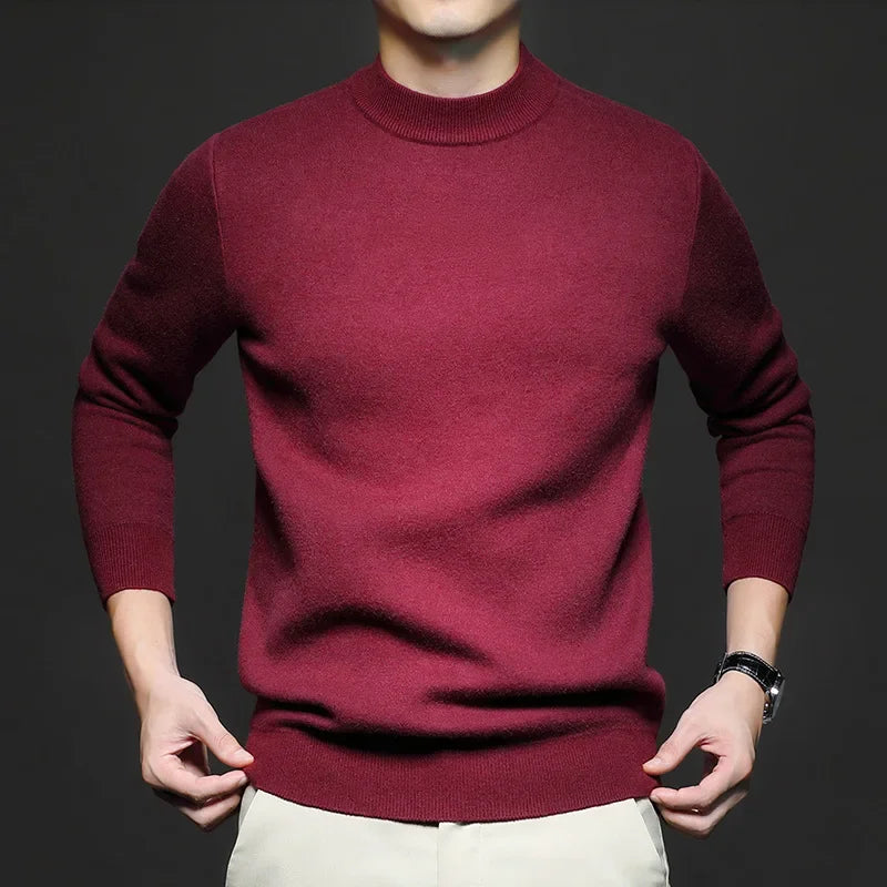 Maglione uomo bordeaux in lana, maniche lunghe, indossato con pantaloni chiari. Moda autunnale, abbigliamento casual elegante.