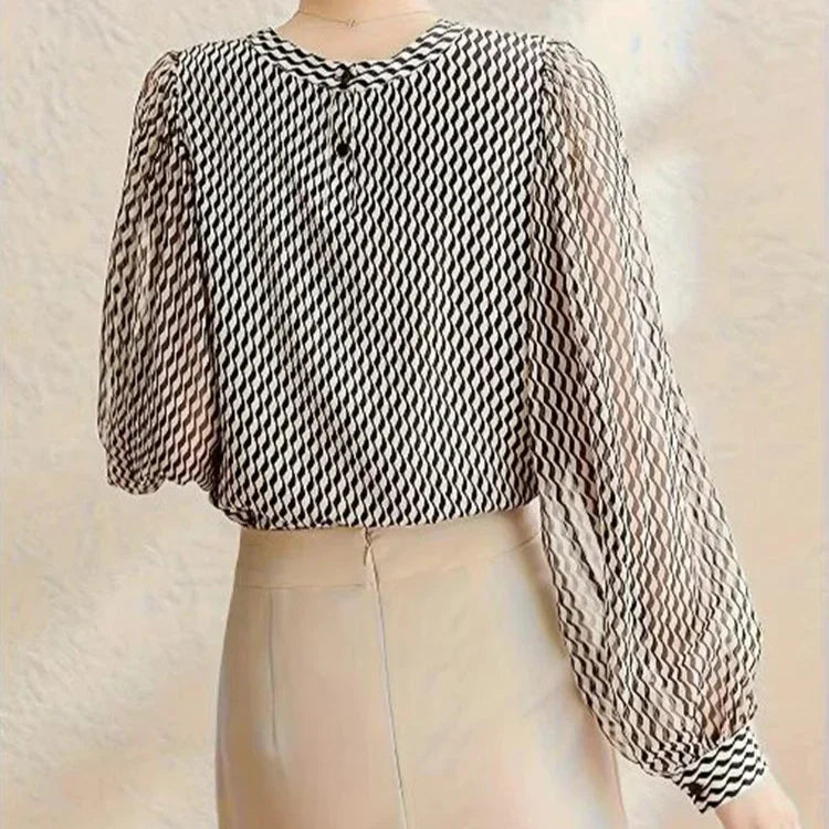 Blusa da Donna in Chiffon con Texture Semitrasparente, Maniche Morbide e Orlo Sartoriale