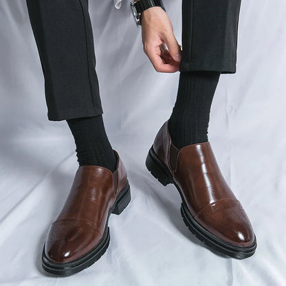 Scarpe eleganti uomo in pelle marrone, indossate con pantaloni neri e calzini scuri. Design classico, ideale per abbigliamento formale e business.
