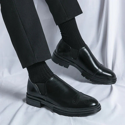 Scarpe eleganti uomo in pelle nera, indossate con pantaloni neri e calze nere. Design classico, ideali per abbigliamento formale e occasioni speciali.