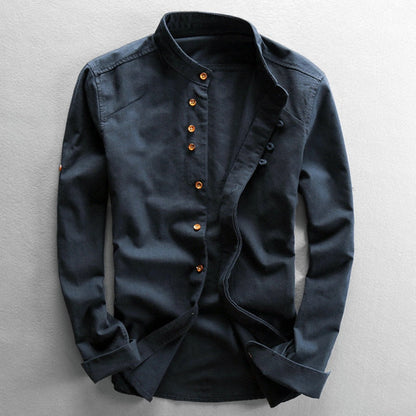 Camicia uomo blu scuro con colletto alla coreana e bottoni in legno, stile casual elegante, ideale per moda maschile autunno inverno.