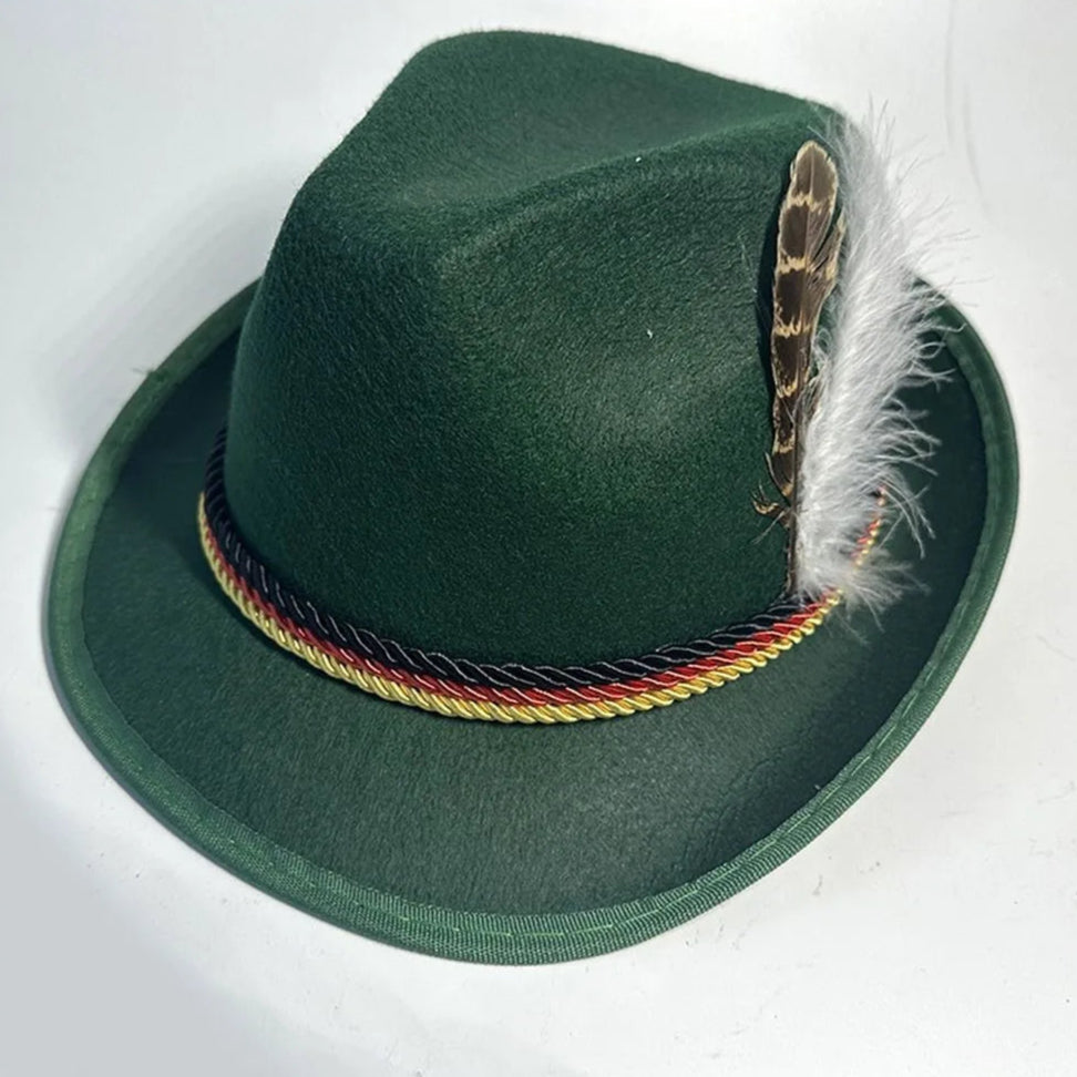 Cappello tirolese verde con cordoncino tricolore e piuma, accessorio tradizionale alpino, moda bavarese, abbigliamento folcloristico.