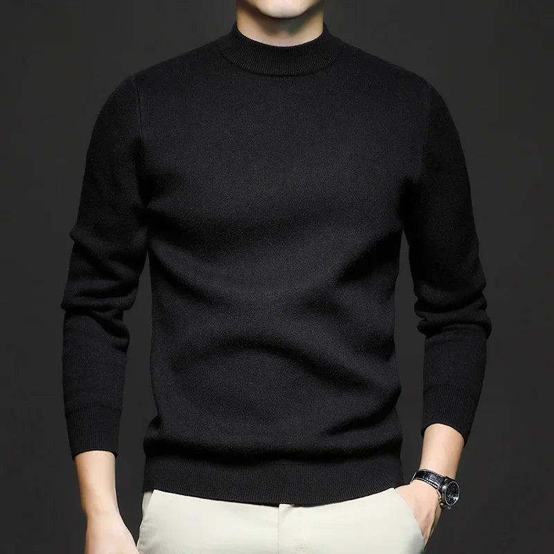 Maglione nero uomo in lana, design minimalista, indossato con pantaloni chiari. Moda maschile elegante, abbigliamento invernale casual.