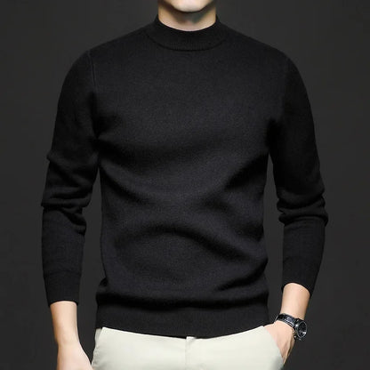 Maglione nero uomo in lana, design minimalista, indossato con pantaloni chiari. Moda maschile elegante, abbigliamento invernale casual.