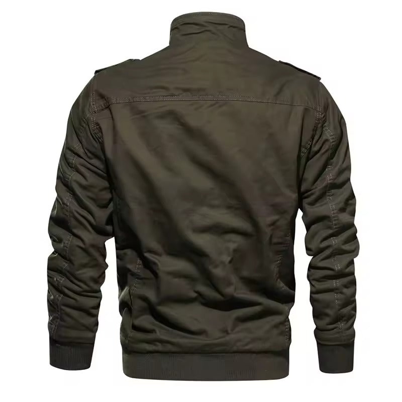 Giacca bomber verde militare da uomo, vista posteriore, con colletto alto e maniche arricciate. Stile casual, moda autunno-inverno.