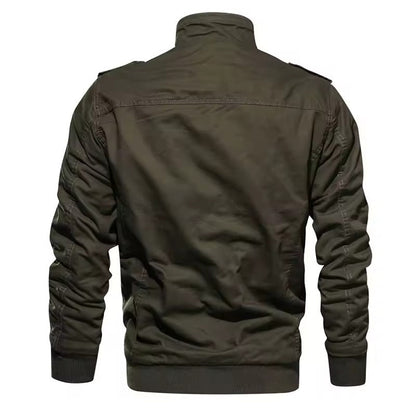 Giacca bomber verde militare da uomo, vista posteriore, con colletto alto e maniche arricciate. Stile casual, moda autunno-inverno.