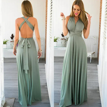 Donna in abito lungo verde salvia, scollatura all'americana, schiena scoperta, posa su veranda. Moda elegante, abbigliamento estivo, abito da sera.